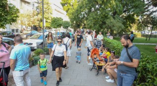 Снимки Димитър Кьосемарлиев Dnes bgРодители протестират пред Столичната община срещу недостига