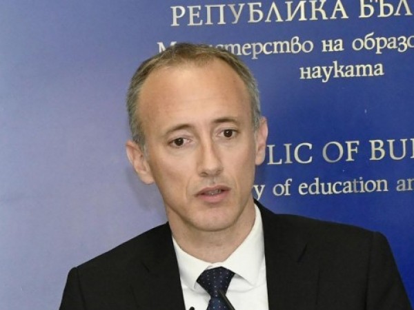 Просветният министър Красимир Вълчев увери, че целта е децата да