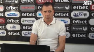 Треньорът на Локомотив Пловдив Бруно Акрапович прие като комплимент
