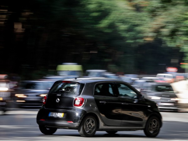 Продажбите на нови автомобили в ЕС отбелязаха двуцифрен спад през