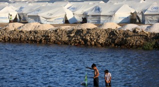 Гръцката полиция е започнала да премества стотици мигранти на остров