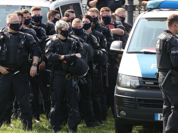 29 германски полицаи са отстранени от длъжност, а 34 полицейски