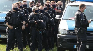 29 германски полицаи са отстранени от длъжност а 34 полицейски