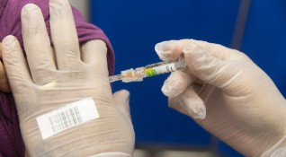 Китай провежда клинични изпитвания на 11 ваксини срещу заболяването причинено