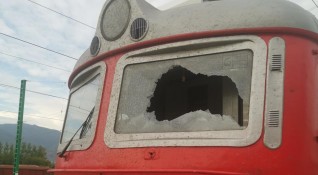 Снимка БДЖПосегателство срещу локомотив на влак в движение предизвика щети