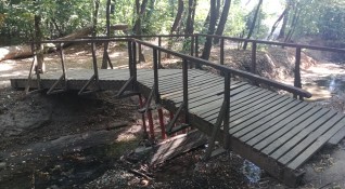Снимка HelpBookКолко може да бъде опасен рушащ се дървен мост