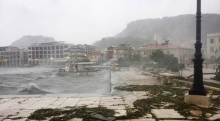 Снимка БГНЕСМощната буря Янос вече връхлетя Западна Гърция и причини