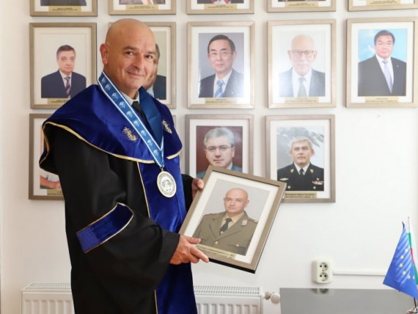 Началникът на Военномедицинската академия генерал-майор дмн Венцислав Мутафчийски получи почетното