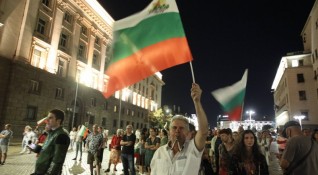 За 74 та вечер в центъра на София се провеждат антиправителствени