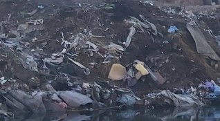 Изчистиха 85 тона отпадъци от незаконно сметище в Шекер махала