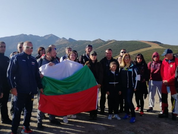 Вицепремиерът и министър на туризма Марияна Николова изкачи връх Мусала