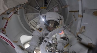 Екипажът на Международната космическа станция МКС бе принуден да направи