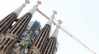 Строежът на прочутата базилика Саграда Фамилия в Барселона няма да