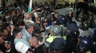 Около 10 15 от полицаите които охраняват протестите в София са