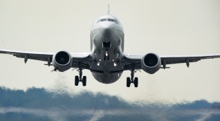 Клиентите на авиокомпаниите искат прозрачни пластмасови бариери в самолетите за
