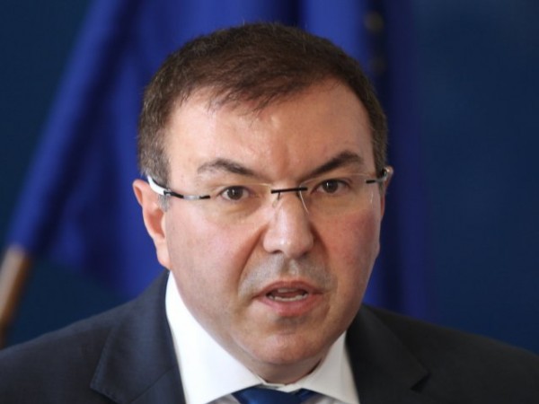 Здравният министър Костадин Ангелов упрекна депутатите, че не носят маски