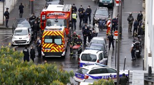 Главният заподозрян за днешното нападение с нож в Париж е