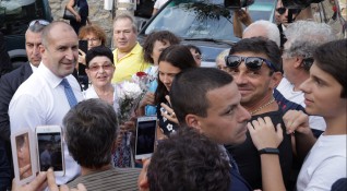 Симпатизанти и протестиращи с плакати Оставка посрещнаха държавния глава Румен