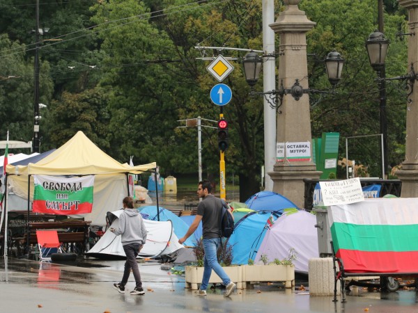 Малко хора са се събрали в центъра на София в
