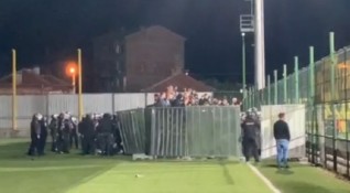 Част от задържаните 42 ма души на футболен мач снощи