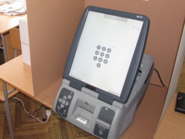 ЦИК проучва три варианта за машинното гласуване. От избирателната комисия