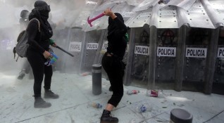 Сблъсъци и напрежение избухнаха между полицията и жени в Мексико