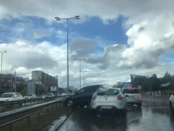 Катастрофа между няколко коли затрудни движението по булевард "Цариградско шосе".