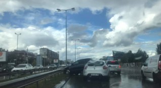 Катастрофа между няколко коли затрудни движението по булевард Цариградско шосе