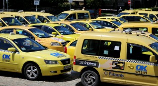 Таксиметрови шофьори от Пловдив излязоха на протест пред регионалната дирекция