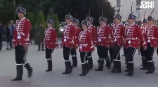 Ученици от професионалната гимназия Иван Хаджигенов в Казанлък облякоха гвардейски