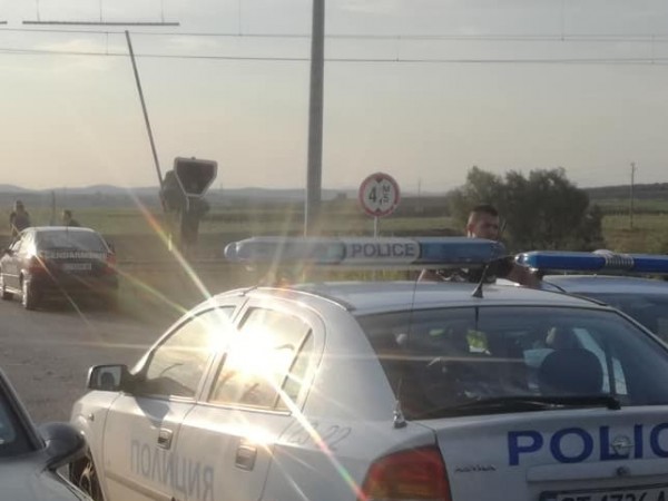 Товарен автомобил падна върху жп линията между селата Петко Каеавелово