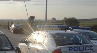 Товарен автомобил падна върху жп линията между селата Петко Каеавелово