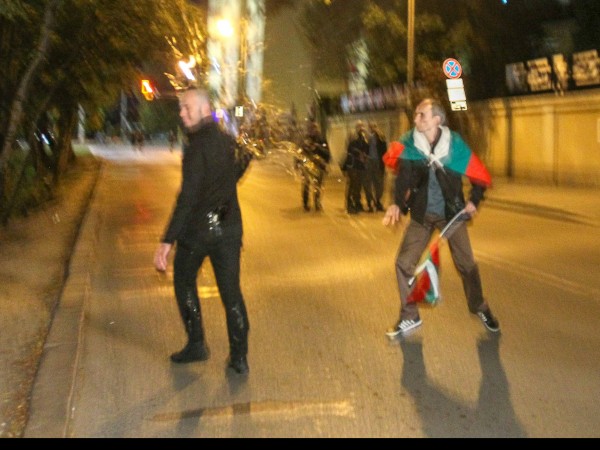 Снимка: Димитър Кьосемарлиев, Dnes.bg След като тази вечер протестиращи замеряха