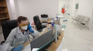Броят на заразените с коронавирус в Чехия за денонощие остава