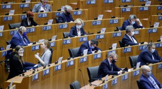 Депутатите в Европейския парламент обсъждат тази вечер положението с върховенството