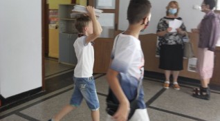 Учителите в община Варна ще получат допълнителни 8 дни платен