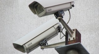 Охранителни камери са уловили как крадец влиза в няколко търговски
