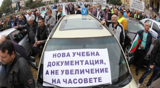 Снимка Димитър Кьосемарлиев Dnes bgАвтоинструктори от цялата страна протестират в София