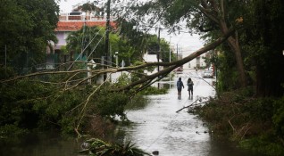 Повече от 40 000 туристи бяха евакуирани в Канкун и