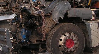 Два камиона катастрофираха на главния път София Варна Инцидентът е станал