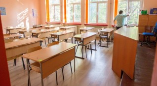 Три паралелки в общински училища в Добрич са поставени под