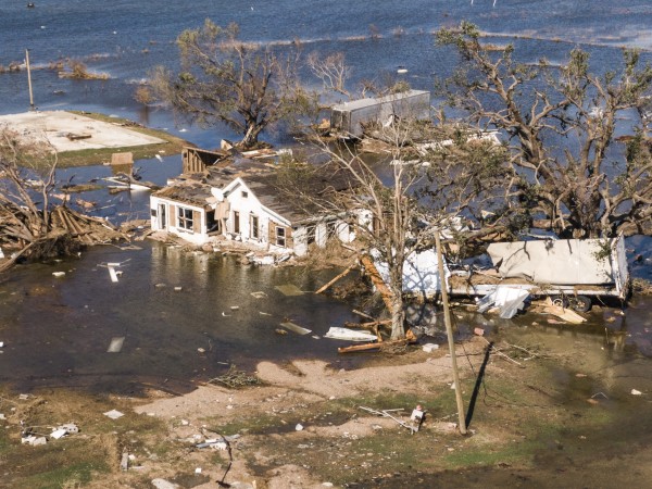 Ураганът Делта, връхлетял южните части на САЩ в края на