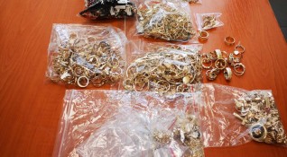 Митничари откриха близо 2 кг златни накити в шофьорската кабина
