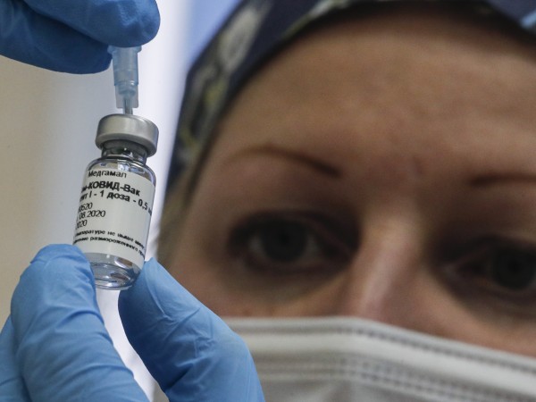 Руските здравни власти одобриха за обществено ползване ваксина за Covid-19,