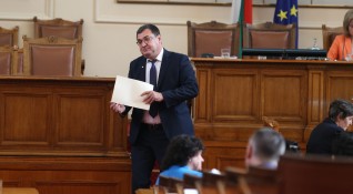 Цвета Караянчева остава председател на Народното събрание БСП и ДПС