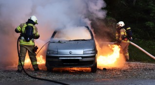 Автомобир се е самозапалил на метри от колонките на бензиностанция