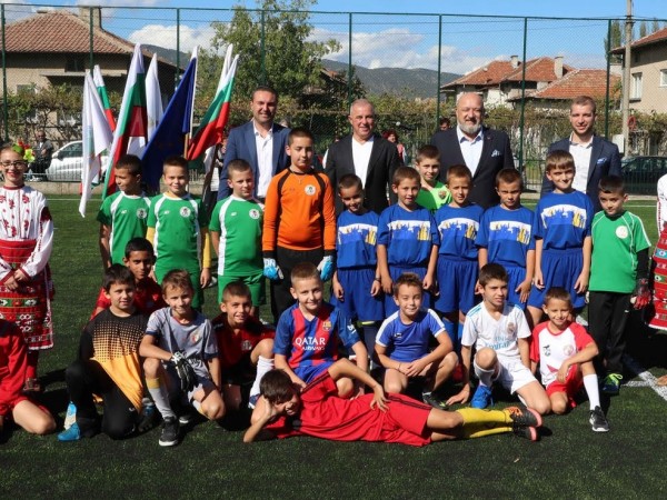 Министърът на младежта и спорта Красен Кралев откри новопостроеното футболно