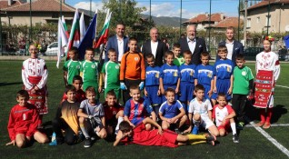 Министърът на младежта и спорта Красен Кралев откри новопостроеното футболно