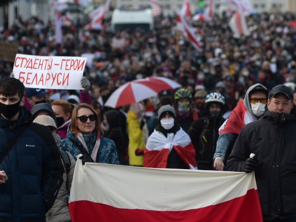 Хиляди демонстранти излязоха по улиците в Беларус, за да протестират