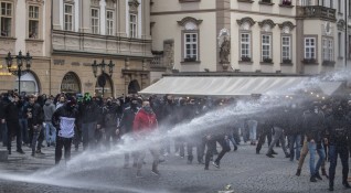 Чешката полиция използва сълзотворен газ и водно оръдие за да